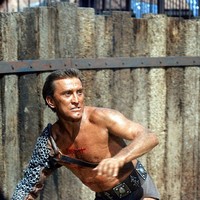 Kirk Douglas meninggal dalam usia 103 tahun, Rabu (5/2/2020). Semasa hidupnya, ia sudah tiga kali dinominasikan di ajang Academy Awards. Pada 1996, pihak Academy Awards memberikannya penghargaan seumur hidup atas kariernya sebagai aktor. Perannya sebagai Spartacus di film Spartacus (1960) berhasil menjadikan Kirk sebagai salah satu aktor yang berjaya pada masanya. (Foto: Silver Screen Collection/Getty Images via IMDb)