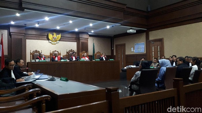 Kesaksian eks pejabat Garuda Indonesia dalam persidangan dengan terdakwa Emirsyah Satar.
