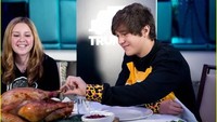 Dalam sebuah acara, Austin Mahone juga disuguhkan dengan berbagai makanan. Lihat, tampaknya pria menggemaskan tersebut tak sabar menyantap ayam panggang di depannya. Foto: Istimewa