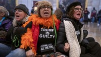 Aksi unjuk rasa dari sejumlah warga antiTrump juga berlangsung di Rotunda Capitol, Washington D.C, AS. Mereka menuntut Trump dimakzulkan dalam sidang pemakzulan tersebut. AP Photo/J. Scott Applewhite.