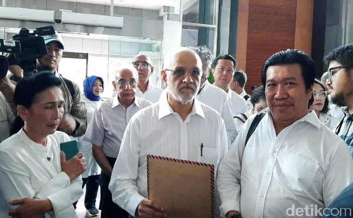 Pilu Hati Nasabah Jiwasraya Pengin Bertemu Sri Mulyani Puluhan nasabah PT Asuransi Jiwasraya mendatangi kantor Menkeu Sri Mulyani dan kantor Otoritas Jasa Keuangan (OJK) di Jakarta. Massa mengeluhkan nasib uang mereka.