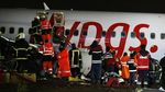 Melihat Evakuasi Korban Pesawat Pegasus Airlines