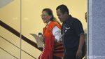 Agustiani Tio Tebar Senyuman Saat Diperiksa KPK