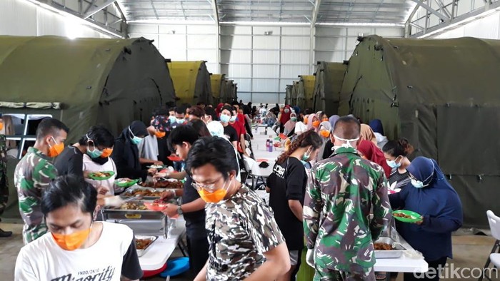 Aktivitas WNI dari Wuhan yang sedang menjalani observasi di Lanud Reden Sadjad di Ranai, Natuna (Dok. Istimewa)