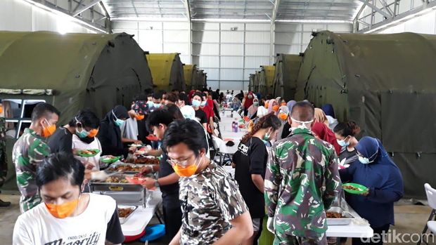 Aktivitas WNI dari Wuhan yang sedang menjalani observasi di Lanud Reden Sadjad di Ranai, Natuna