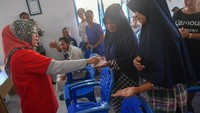 Dokter spesialis paru-paru RS PMI Bogor Nancy Sovira menyemprotkan antiseptik pada warga saat sosialisasi pencegahan virus corona.