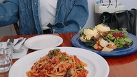 Makan siang Jong Yoo Mi super memuaskan nih. Ada pasta bolognese didampingi egg benedict yang menggugah selera. Foto: Instagram yum_yum