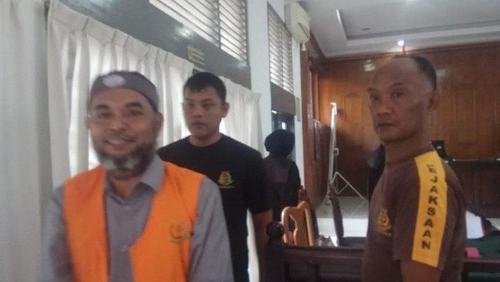 DOK. ANTARA FOTO/ Terdakwa Yahdi Ilar Rusydi (kiri) yang juga mengaku Panglima Kelompok Pembebasan Kemerdekaan Aceh Darussalam (KPAD) usai