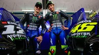 Valentino Rossi dan Maverick Vinales berpose di depan motor baru Tim Yamaha untuk MotoGP 2020. Yamaha secara resmi me-launching timnya di Sirkuit Sepang (Pool Instagram)