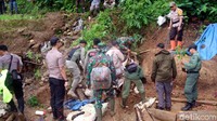 Pengamatan detikcom, lubang itu memiliki pintu masuk dengan tinggi 1,5 meter dengan lebar 1 meter. Pinggiran lubang terpasang bambu penahan agar bagian atas lubang tidak ambruk. Ketika masuk ke dalam aparat terpaksa harus sedikit membungkuk, tidak ada penerangan di dalam lubang tersebut.