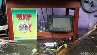 Selain merendam rumah, banjir juga merendam gerobak makanan yang berada di kawasan tersebut.