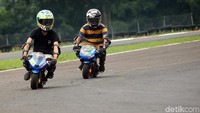 Aksi para pebalap Mini MotoGP ini terlihat seru dan penuh konsentrasi saat memacu motor balapnya bak di ajang MotoGP sungguhan.