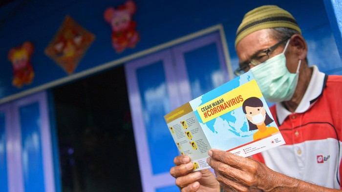 PMI SOSIALISASI CEGAH WABAH VIRUS CORONA Dokter Spesialis Paru-Paru RS PMI Bogor Nancy Sovira (kiri) menyemprotkan antiseptik pada warga saat sosialisasi pencegahan virus Corona di Kota Tua Penagi, Ranai, Natuna, Kepulauan Riau, Kamis (6/2/2020). Sosialisasi kesehatan tersebut sebagai bentuk kepedulian bagi warga yang tinggal berjarak sekitar satu kilometer dari tempat diobservasinya 238 WNI pascaevakuasi dari Wuhan, Hubei, China yang memasuki hari kelima dalam keadaan sehat dan baik. ANTARA FOTO/M Risyal Hidayat/wsj.
