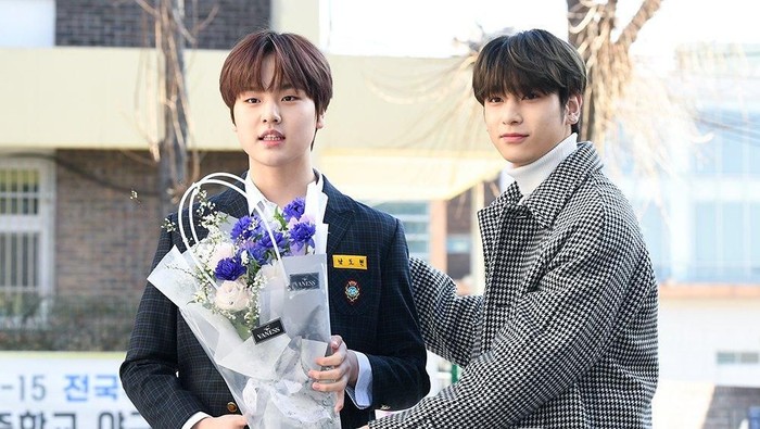 Nam Dohyon dan Lee Hangyul di upacara kelulusan Nam Dohyon.