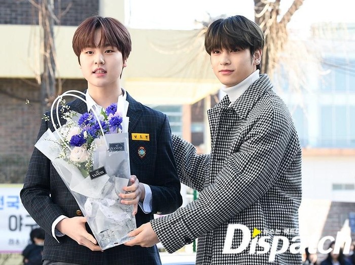 Nam Dohyon dan Lee Hangyul di upacara kelulusan Nam Dohyon.