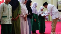 Santunan untuk anak yatim diserahkan secara simbolis oleh Ketua Fraksi Partai Gerindra DPR Ahmad Muzani.