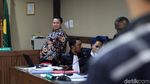 Gaya Finger Heart Sambil Cengengesan ala Eks Aspri Menpora