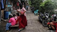 Jalanan yang terbilang cukup lebar di sisi sungai juga menjadi tempat bermain anak-anak setempat.