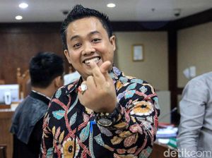 Gaya Finger Heart Sambil Cengengesan ala Eks Aspri Menpora