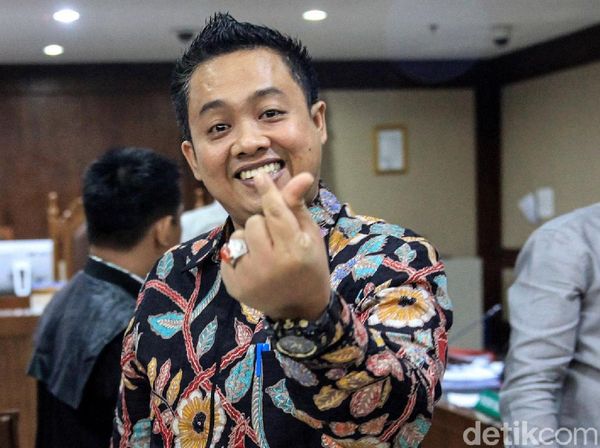 Gaya Finger Heart Sambil Cengengesan ala Eks Aspri Menpora
