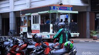 Tak hanya mengenal nama-nama jalan, Anda juga bisa mengenal nama-nama gedung bersejarah yang ada di Kota Bandung.