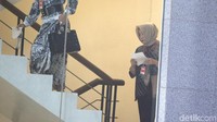 Rina Pertiwi menaiki tangga untuk menuju ruang pemeriksaan.