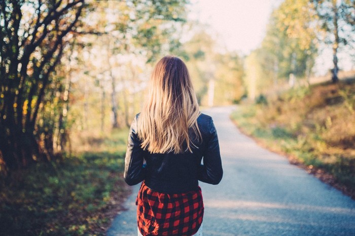 Ilustrasi anak remaja Rear view of woman on a leisure walk among nature