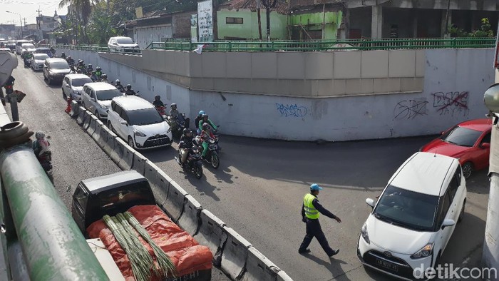 Kemacetan di Underpass Makamhaji dampak proyek Flyover Purwosari, 6/2/2020