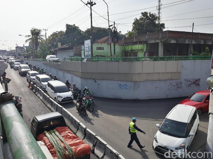 Kemacetan di Underpass Makamhaji dampak proyek Flyover Purwosari, 6/2/2020