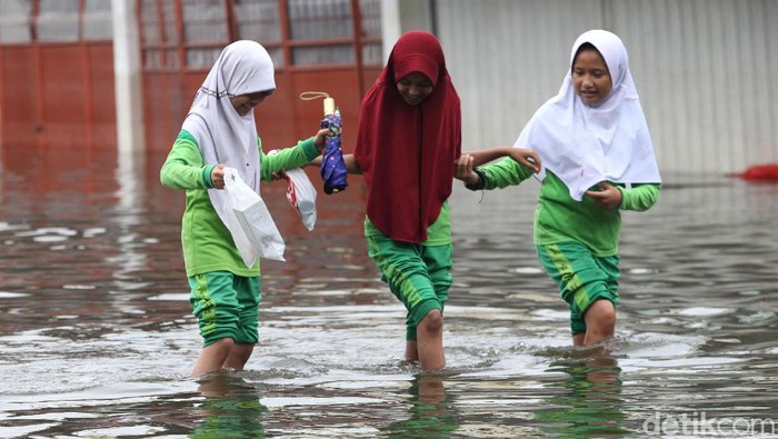 Banjir Masih Rendam Kawasan Tangerang Banjir masih merendam kawasan Villa Mutiara Pluit, Tangerang. Meski banjir mulai surut, warga masih beraktivitas dengan menggunakan perahu karet.