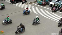 Seperti terlihat di perempatan lampu merah Pejompongan banyak pengendara motor yang nekat melewati garis pembatas atau zebra cross.