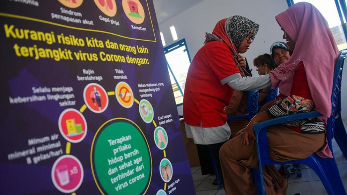 PMI SOSIALISASI CEGAH WABAH VIRUS CORONA Dokter Spesialis Paru-Paru RS PMI Bogor Nancy Sovira (kiri) menyemprotkan antiseptik pada warga saat sosialisasi pencegahan virus Corona di Kota Tua Penagi, Ranai, Natuna, Kepulauan Riau, Kamis (6/2/2020). Sosialisasi kesehatan tersebut sebagai bentuk kepedulian bagi warga yang tinggal berjarak sekitar satu kilometer dari tempat diobservasinya 238 WNI pascaevakuasi dari Wuhan, Hubei, China yang memasuki hari kelima dalam keadaan sehat dan baik. ANTARA FOTO/M Risyal Hidayat/wsj.