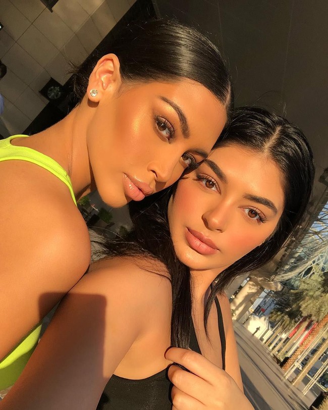 Duo selebgram Sonia X Fyza semakin mirip saja dengan keluarga Kardashian/Jenner. Jika dilihat sekilas hampir semua orang pasti menduga jika mereka adalah Kim Kardashian dan Kylie Jenner. Foto: Instagram @soniaxfyza