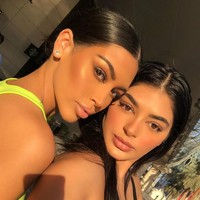 Duo selebgram Sonia X Fyza semakin mirip saja dengan keluarga Kardashian/Jenner. Jika dilihat sekilas hampir semua orang pasti menduga jika mereka adalah Kim Kardashian dan Kylie Jenner. Foto: Instagram @soniaxfyza