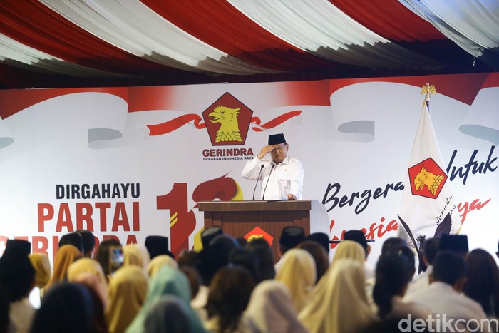 Ketum Partai Gerindra Prabowo Subianto melakukan prosesi potong tumpeng dalam perayaan HUT ke-12 Gerindra. Prabowo memberikan potongan tumpeng kepada Anies-Sandi.
