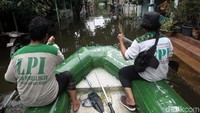Bantuan pun berdatangan, tak sedikit petugas dari pemerintah maupun ormas turun tangan untuk membantu mengevakuasi warga.