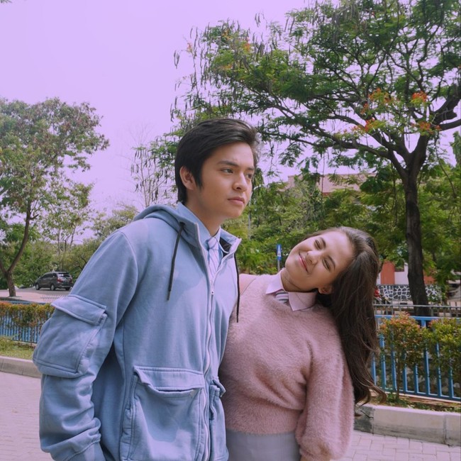 Angga YunandaAdhisty Zara semakin dikenal publik setelah membintangi film 2 Garis Biru bersama Angga Yunanda. Kesuksesan film itu membuat Zara dan Angga sering dijodohkan. Kedua bintang film Mariposa tersebut pun sempat santer dikabarkan dekat. Foto: Istimewa