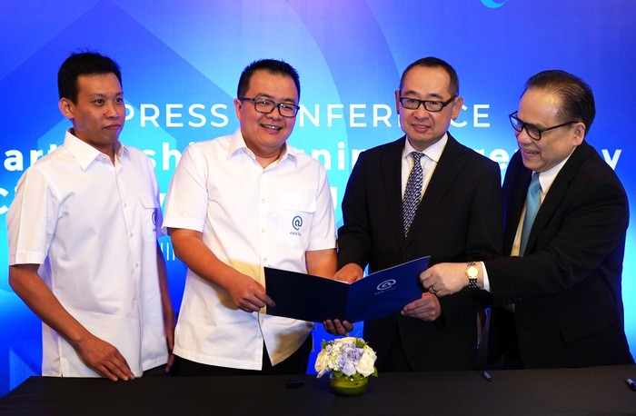 Kerja Sama dengan CicilSewa Direktur Utama PT Bank JTrust Indonesia Tbk. (J Trust Bank) Ritsuo Fukadai (2 kanan) didampingi Direktur Felix I Hartadi (kanan) bersama CEO CicilSewa Hendry Octavianus (2 kiri) dan CFO CicilSewa Andrew Buntoro (kiri) menandatangani perjanjian kerjasama di Jakarta, Kamis (6/2/2020). J Trust Bank bagian dari lembaga keuangan ternama asal Jepang J Trust Group bekerja sama dengan CicilSewa untuk membiayai penyewaan rumah, apartemen dan ruang usaha dimana melalui platform ini penyewa dapat membayar cicilan bulanan hanya dengan melunasi uang muka 30 persen dari biaya sewa setahun.