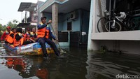 Imbas banjir tersebut warga pun menggunakan perahu karet untuk beraktivitas maupun dievakuasi ke tempat yang lebih aman.