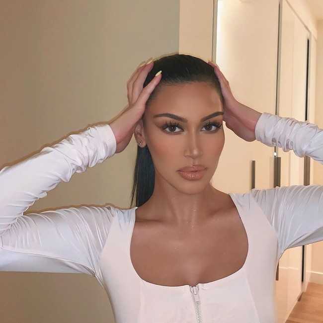 Aku suka meniru gaya-gaya Kim K karena dia benar-benar satu-satunya yang memulai tren-tren makeup baru dan mencoba banyak gaya. Sebagai makeup artist aku suka berbagi cara-cara alternatif untuk menciptakan tampilan yang aku buat pada saudariku, tulis Sonia, sang kakak yang kadang juga terlihat mirip Kourtney Kardashian tersebut. Foto: Instagram @soniaxfyza