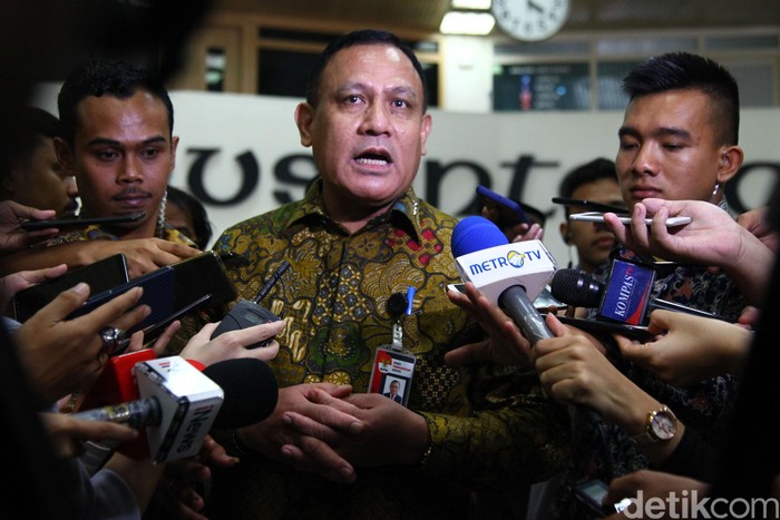 Ketua KPK Firli Bahuri mendatangi gedung DPR. Firli mengaku akan bertemu dengan pimpinan DPR.