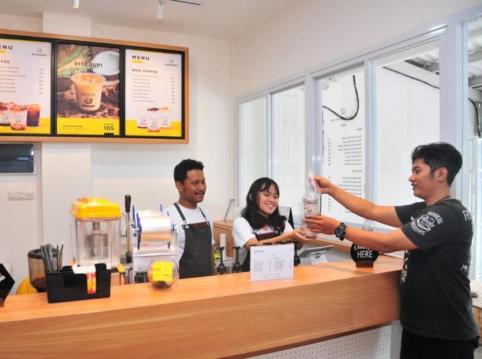 Jaringan kedai kopi kekinian berkonsep coffee to go makin intensif mengincar pasar Surabaya. Salah satunya jaringan kedai kopi Diskuupi.