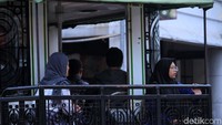 Penumpang tengah menikmati suasana Kota Bandung dari atas Bandros. Penasaran pengin mencoba nggak? Kalau ke Bandung, jangan lupa jajal naik Bandros yah.