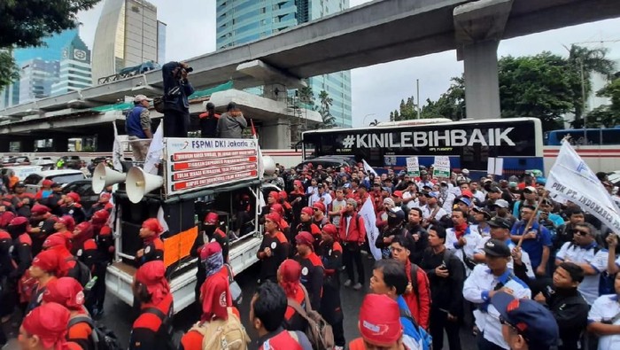 Massa KSPI berdemo di depan kantor Kemenkes