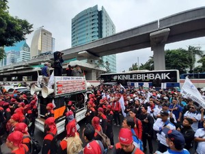 Massa Berdatangan ke Depan Kemenkes, Lalin Rasuna ke Menteng Tersendat