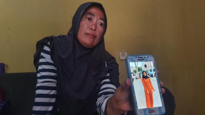 Nurlela menunjukkan foo putrinya yang diobservasi di Natuna usai pulang dari Wuhan