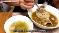 Senangnya Bule Ini Saat Pertama Kali Makan Bakso Beranak