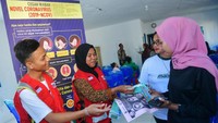 Anggota PMI menggelar sosialisasi pencegahan virus corona di Kota Tua Penagi, Ranai, Natuna, Kepulauan Riau, Kamis (6/2/2020).