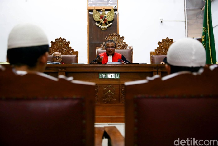 Dua eksekutor pembunuh Pupung dan Dana menjalani sidang dakwaan di PN Jakarta Selatan. Keduanya didakwa jaksa melakukan pembunuhan dengan sengaja.