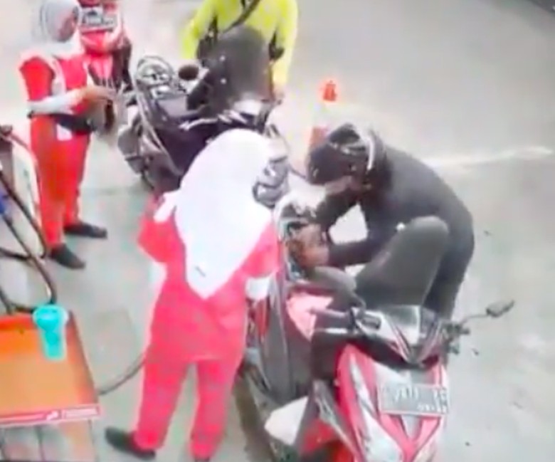 Selesai Isi Bensin Lupa Turunkan Jok  Pemotor Ini Jadi 